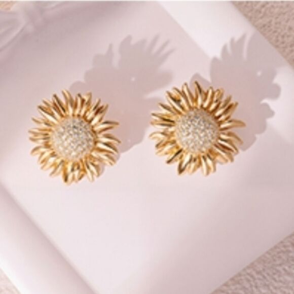 🔥⏭️NIB Sunflower 14k Gold Plated Stud Earrings - Picture 15 of 15